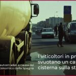 I viticoltori in protesta svuotano un camion cisterna sulla strada